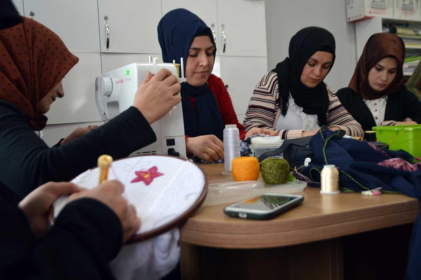 Ağrılı kadınlar ADEM'le ev ekonomilerine katkı sağlıyorlar